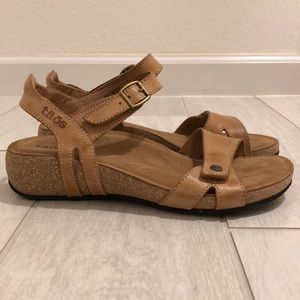 taos sadie sandal
